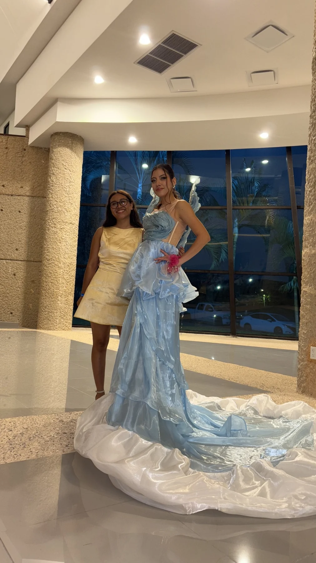 Olaysa Tolentino junto a una modelo con el vestido azul de EXPO MANIQUIE.