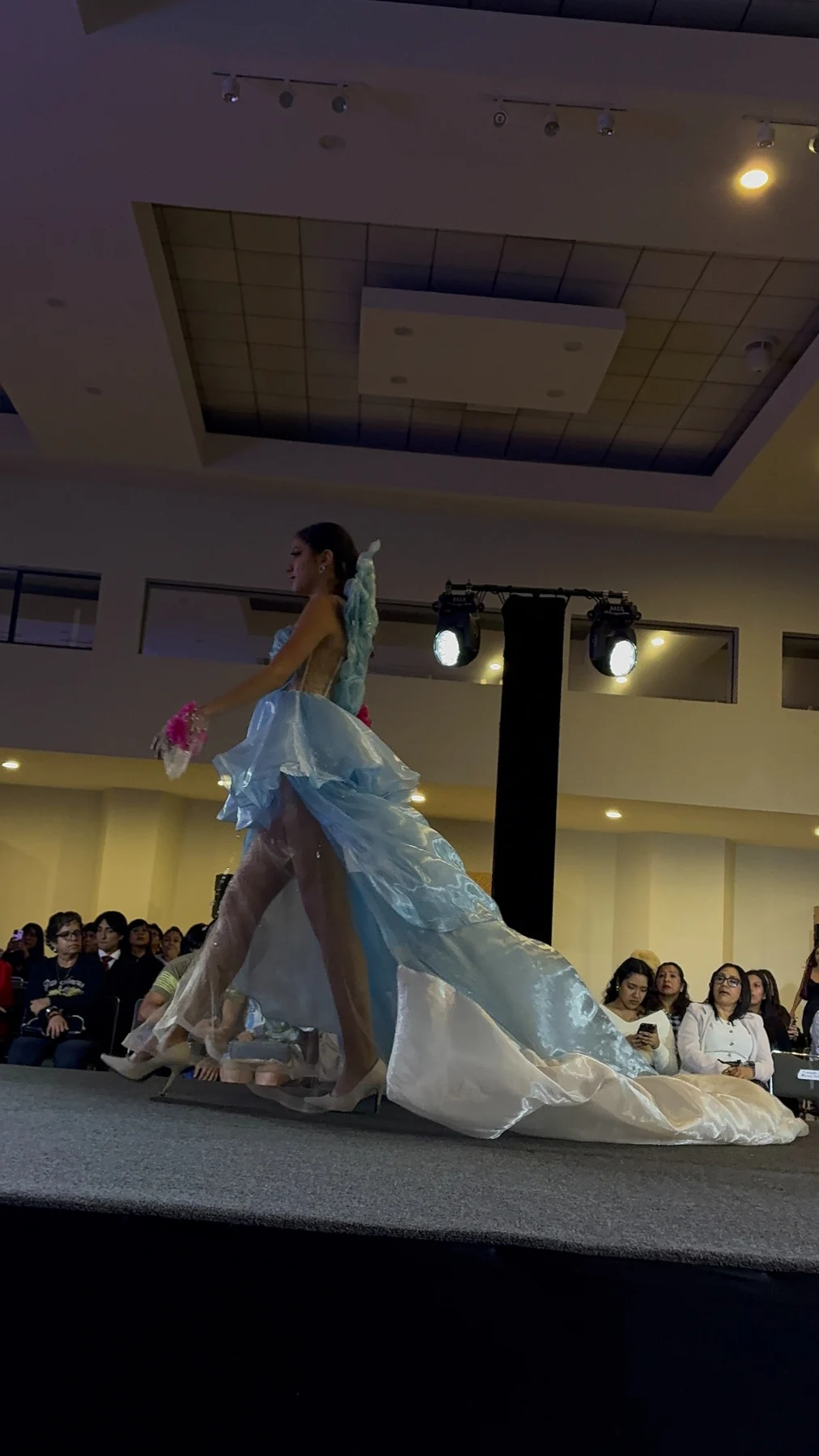 Modelo recorriendo la pasarela con el vestido azul de EXPO MANIQUIE.