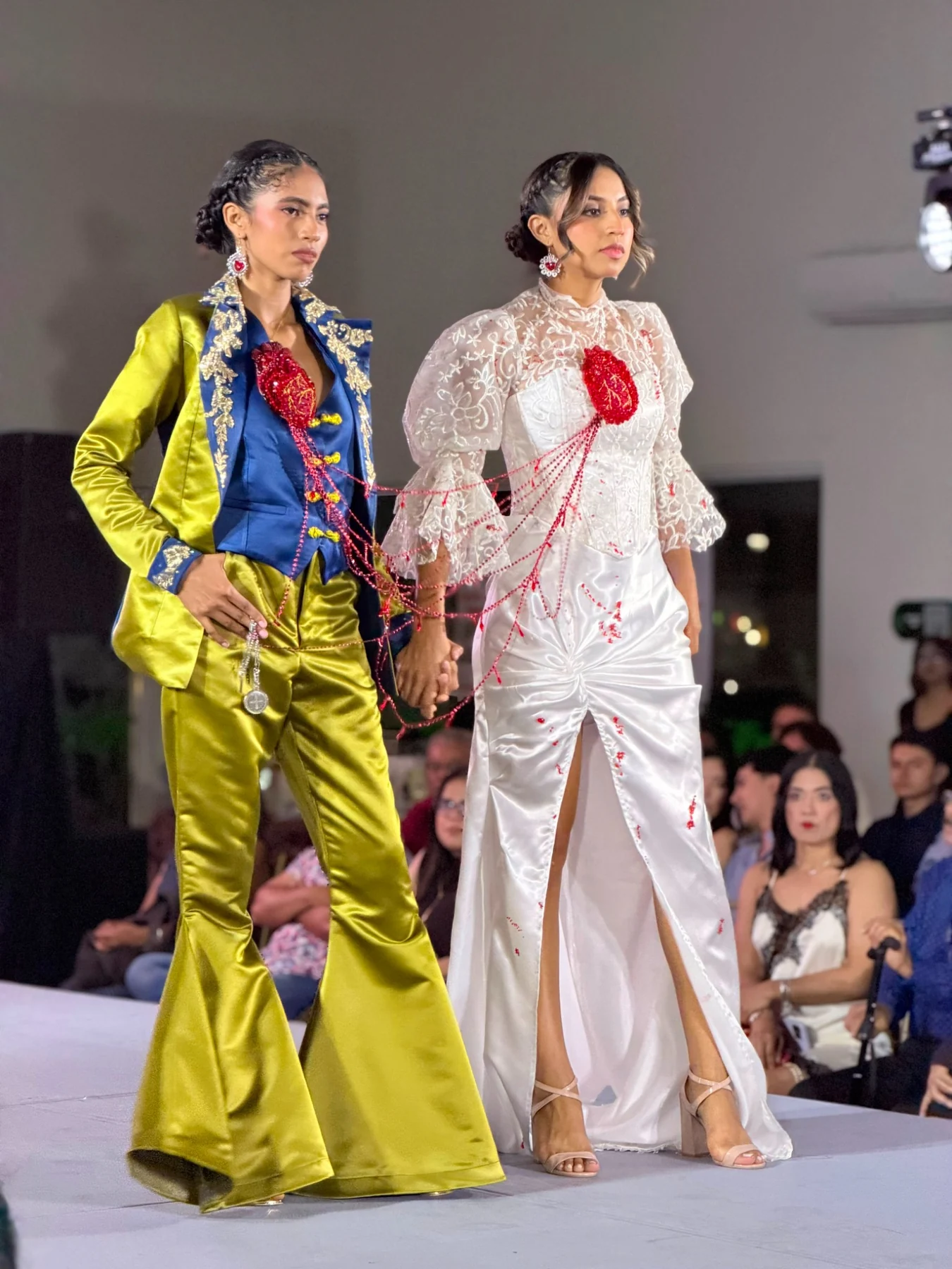 Dos modelos con diseños de MEXALIA en la pasarela.